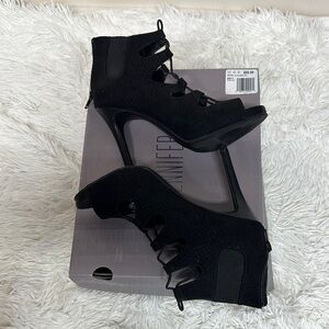 Jennifer Lopez Black Heeled Shoes with Classic Silhouette